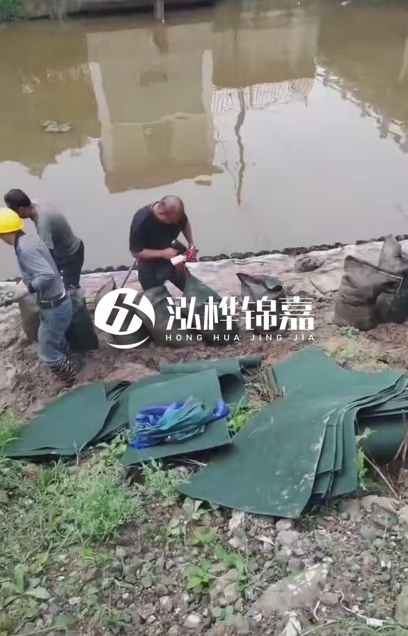 鄭州專業(yè)挖機(jī)打木樁-地基加固中挖機(jī)打木樁的優(yōu)勢？